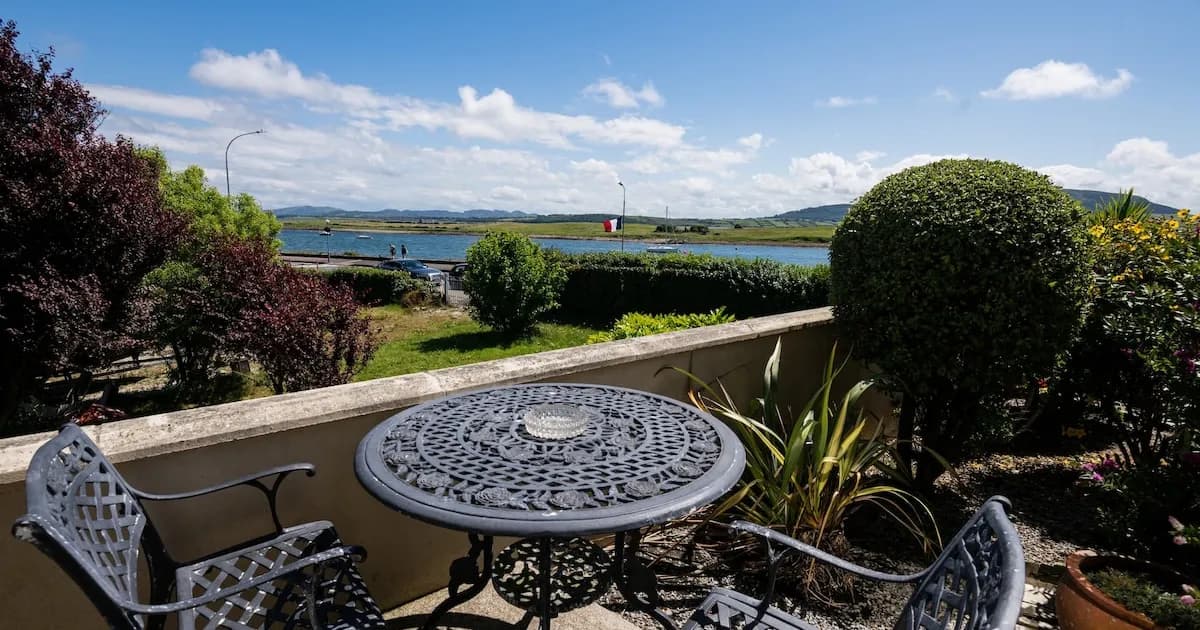 Cosy private waterfront studio centre Rosses Point