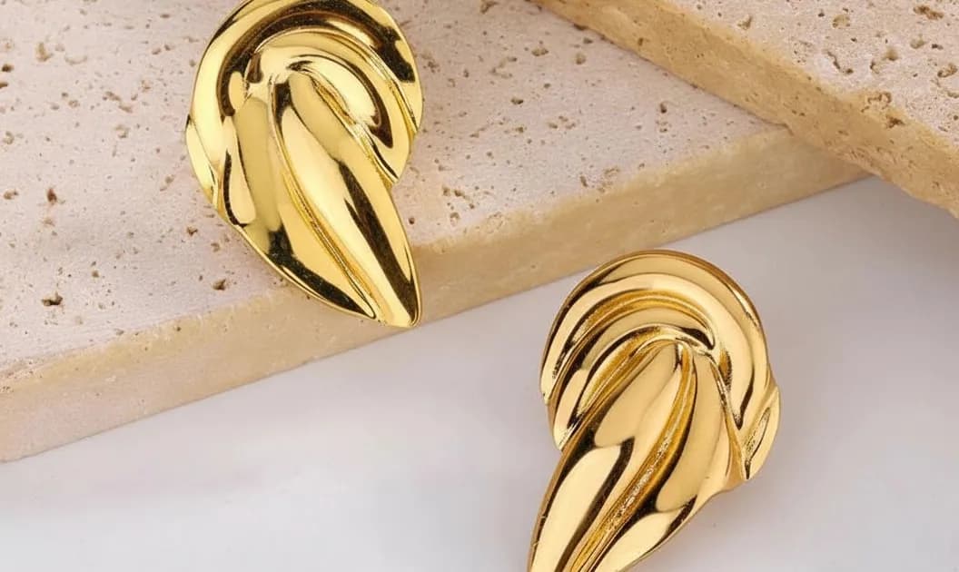 Gold Twisted Teardrop Stud